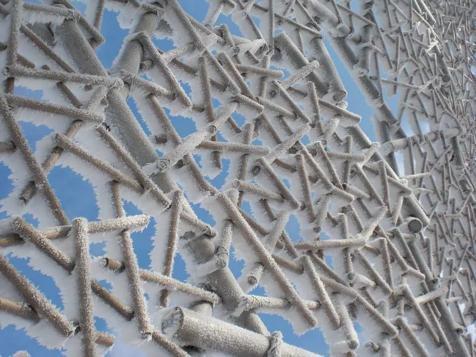 The median temperature at Mt. Rokko is roughly that of southern Hokkaido, and when the humidity, temperature, and wind conditions match, you can see frost and icicles covering the hinoki wood frame.