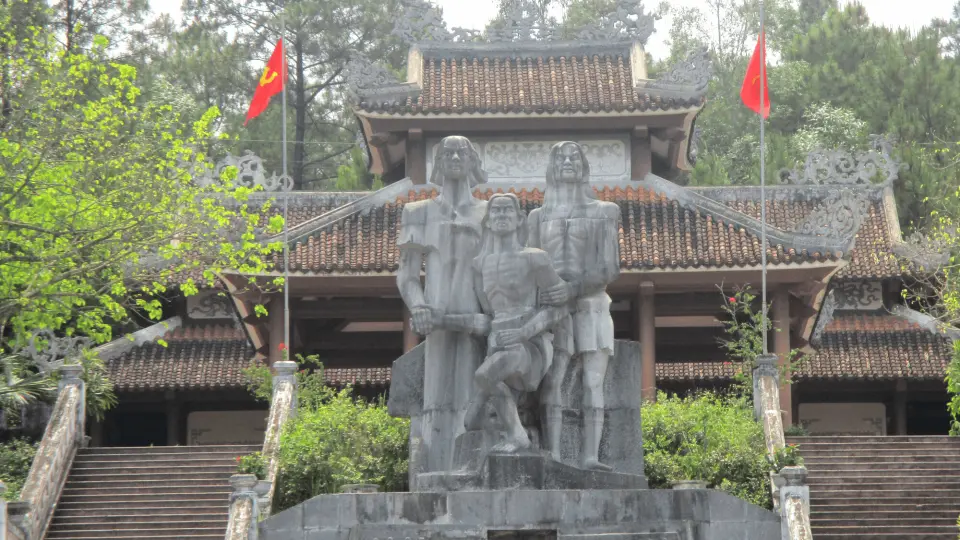 從市中心出發，前往第一站：九隧道歷史遺址。它位於順化市中心西南約6公里處，安西坊天泰山腳下。這裡原是法國軍隊於1941年用鋼筋混凝土建造的物資和武器倉庫。半個世紀過去了，這座監獄依然保留著我們同胞和革命戰士的愛國精神和不屈不撓的意志。
