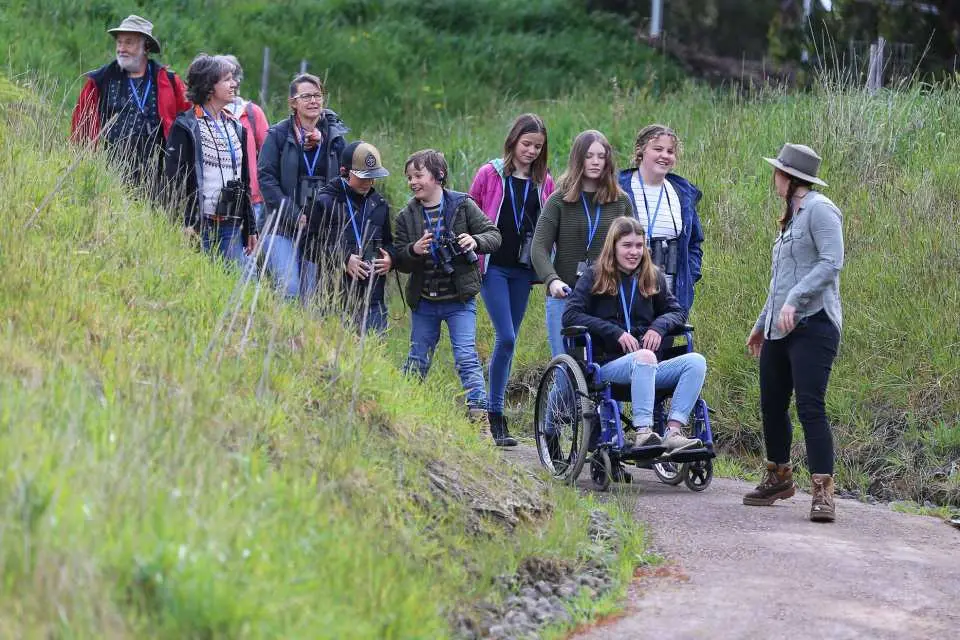 大洋路導賞團，環保主義者導遊帶領包括輪椅使用者在內嘅團體，探索維多利亞嘅野生環境。