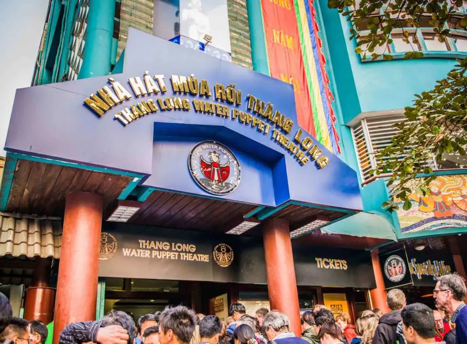 ハノイのタンロン水上人形劇場の壮大な外観。入口には多くの観光客が賑わい、ベトナムの伝統芸術を体験しようとしている。