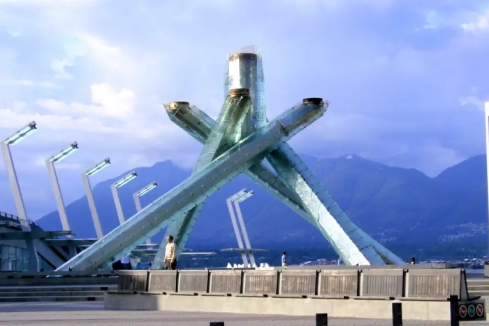 雄伟的奥运圣火台，一座闪闪发光的玻璃钢雕塑，来自2010年冬奥会，自豪地矗立于温哥华，背景是壮丽山脉，是您私人城市之旅的重要一站。