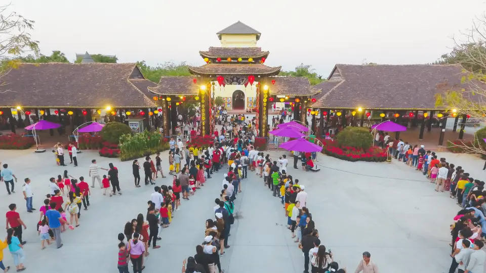 Located in the Happyland entertainment complex, the miniature Vietnam area with an area of ​​​​52ha was built to recreate the typical landscapes and symbols of the 3 regions of Vietnam.