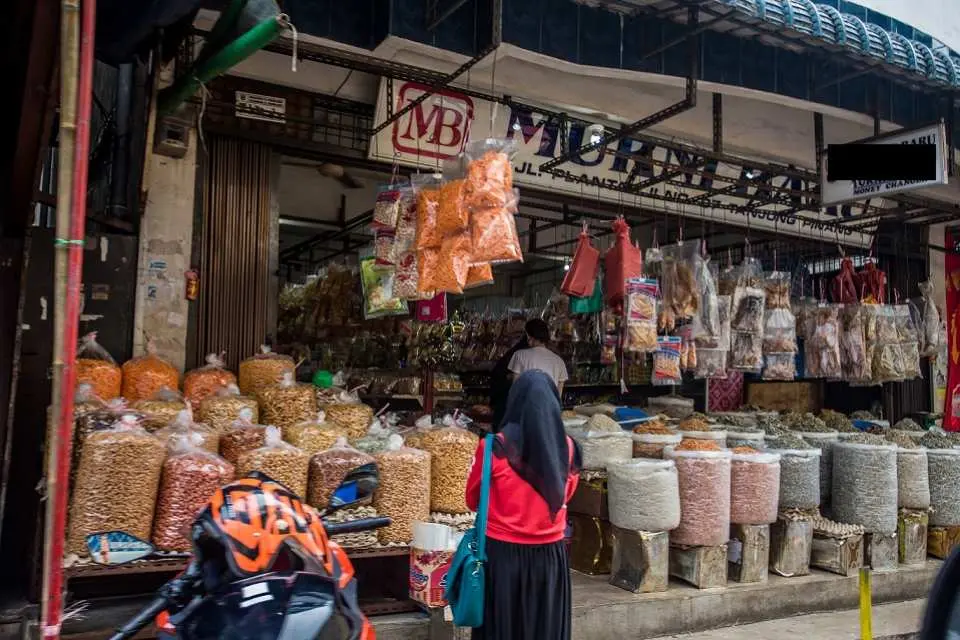 從熱鬧的傳統當地市場開始您的探索之旅，在那裡您將體驗到充滿新鮮農產品和當地美食的真實島嶼生活。