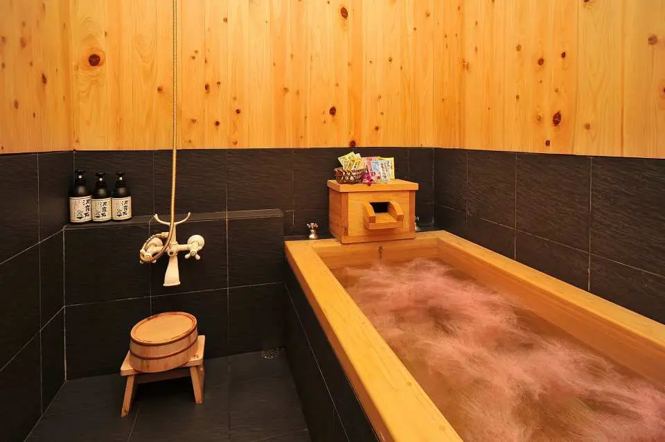 Hinoki Onsen bath gets its name from the use of hinoki, Japan’s most prized cypress wood once reserved strictly for royalty, and used for building palaces, temples and shrines. This precious wood releases mineral oils with soothing scents, anti-bacterial properties and many other therapeutic benefits.