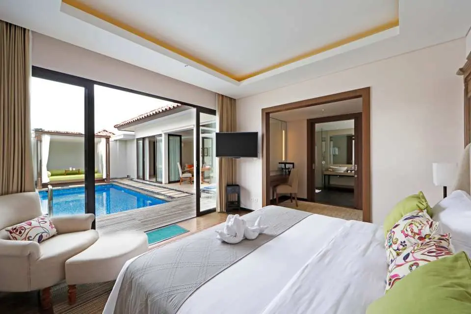 Rest and relax with approximately 160 square meters of living space awaiting you at the Pantai Indah Lagoi Bintan One Bedroom Pool Villa