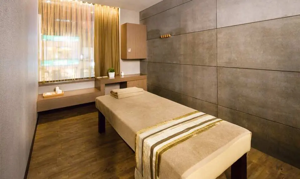 A modern single massage room at King Relax Foot Massage, where professional therapists provide authentic acupressure to release stress and fatigue in Taipei.
