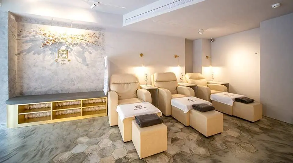 Modern and elegant foot massage area at Cimu Hand & Foot Massage Spa in Taipei's Daan District, featuring plush beige recliners for a relaxing, high-quality experience near Zhongxiao Dunhua Station.