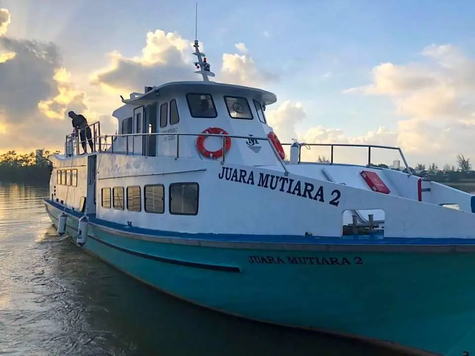 เพลิดเพลินกับบริการเรือเฟอร์รี่รับส่งจาก Mersing หรือ Tg Gemok Jetty ไปเกาะเตียวมัน