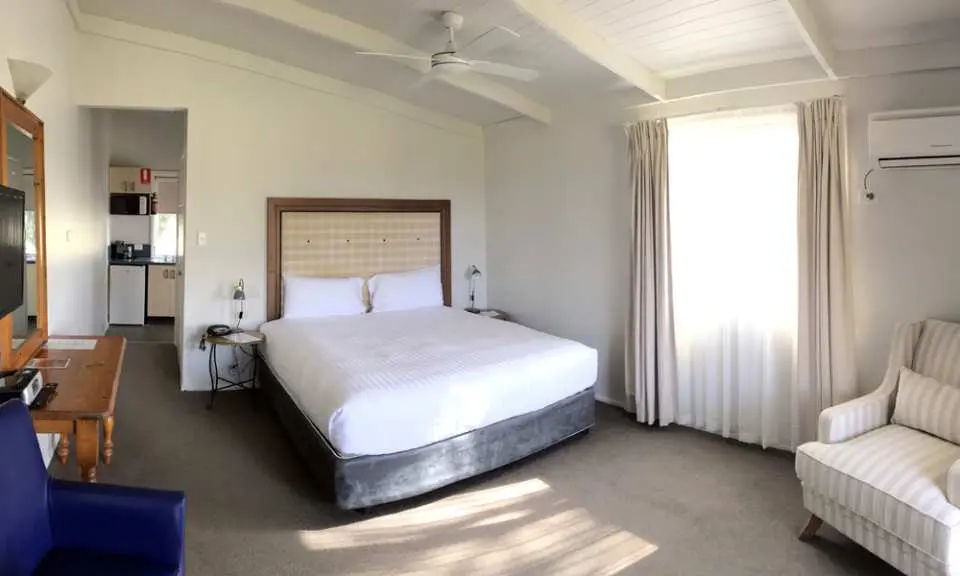 • スパコテージ — コテージ内にあるこの客室には、キングサイズのベッド、スパバス、独立したシャワーが備わり、特別な時間を過ごすためのより広いスペースとプライバシーが確保されています。