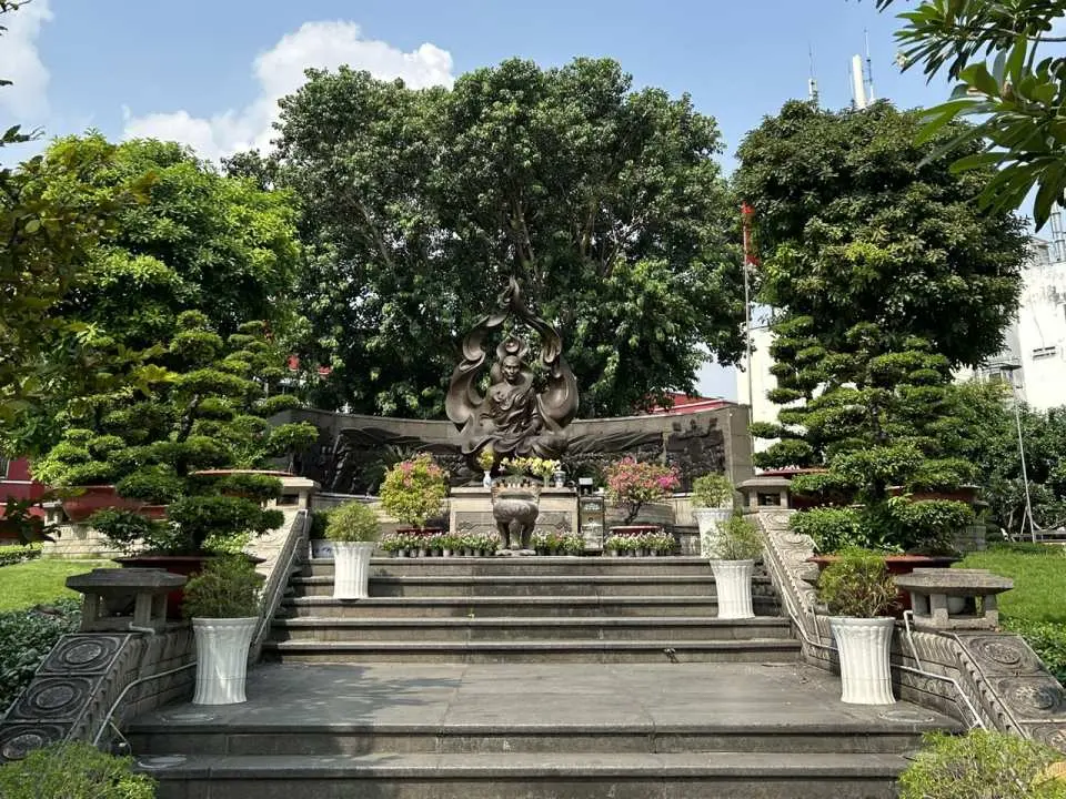 【景點介紹】釋廣德紀念碑：位於胡志明市的釋廣德紀念碑是為了紀念釋廣德法師而建，他是一位勇敢捍衛宗教自由的佛教僧侶。這座紀念碑具有重要的歷史意義，是亞洲遊客了解越南文化的必遊之地。參觀紀念碑，了解釋廣德法師的犧牲及其對越南歷史的影響。