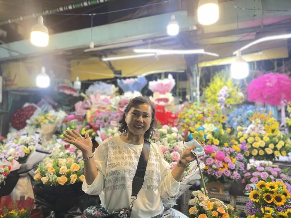 【景点介绍】胡氏记花卉市集－一个充满活力的花卉植物中心，为游客带来缤纷、芬芳四溢的体验。在您游览期间，不妨探索一下西贡最著名的花卉市场之一的热闹氛围。夜幕降临后，您还可以前往胡氏记夜市，品尝各种美味的当地特色菜肴。