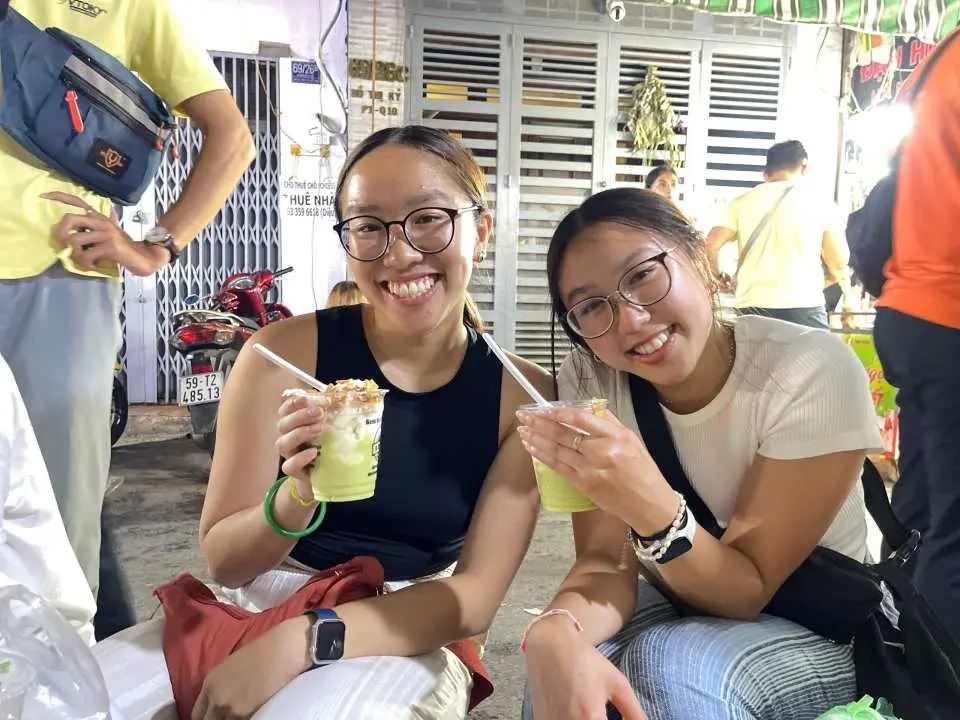 【美食推荐】酪梨冰淇淋－比酪梨吐司更美味的酪梨吃法——酪梨冰淇淋，包含酪梨奶昔、香草冰淇淋，以及椰丝和花生碎等食材。