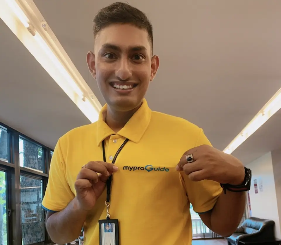 在集合地点寻找身穿 MyProGuide 衬衫或手持 MyProGuide 标志的导游。