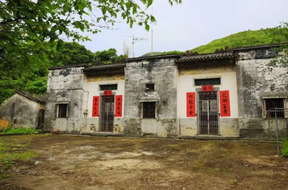 原為羅氏一家的大宅，由巴拿馬華僑羅奕輝 於 1930 年興建。該大屋由五間並排相連的房屋組成，面積達 6,000 多平方呎，具建築、歷史、文化、社會等多方面價值。 2010 年，羅家大屋獲古物諮詢委 員會評為香港三級歷史建築。日佔時期，它是港九大隊的活動基地及交通站，是本地現存少數能見證香港抗戰歷程的建築物，在抗日活動中舉足輕重。