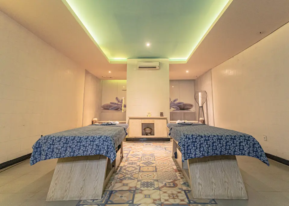 息を呑むような海の景色を望む静かな場所で、心安らぐひとときをお過ごしください。まさに理想的なリラックススポットです！