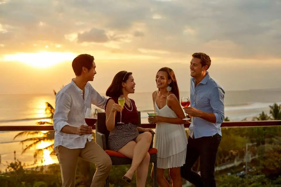 Sundowner Rooftop by Sheraton Bali Kuta에서 쿠타의 일몰을 감상하세요.