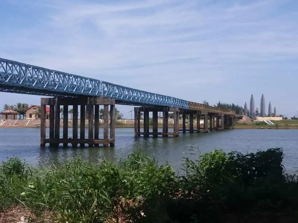 ชื่นชมสะพานคาน Hien Luong ซึ่งเป็นที่รู้จักในชื่อ "สะพานสันติภาพ" และสร้างโดยชาวฝรั่งเศสในปี 1950