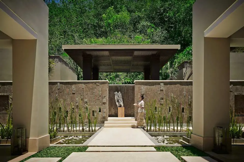 Hãy đến với The Ritz-Carlton, Bali Spa ở Nusa Dua. Đắm mình trong văn hóa Bali và sự trù phú của biển cả với các liệu pháp chiết xuất từ ​​ngọc trai và rong biển. Tận hưởng sự chăm sóc chuyên nghiệp với các liệu pháp massage, liệu trình thủy trị liệu, chăm sóc da mặt và toàn thân. Thả lỏng và tận hưởng niềm hạnh phúc tuyệt đối trong ốc đảo sang trọng thanh bình của chúng tôi.