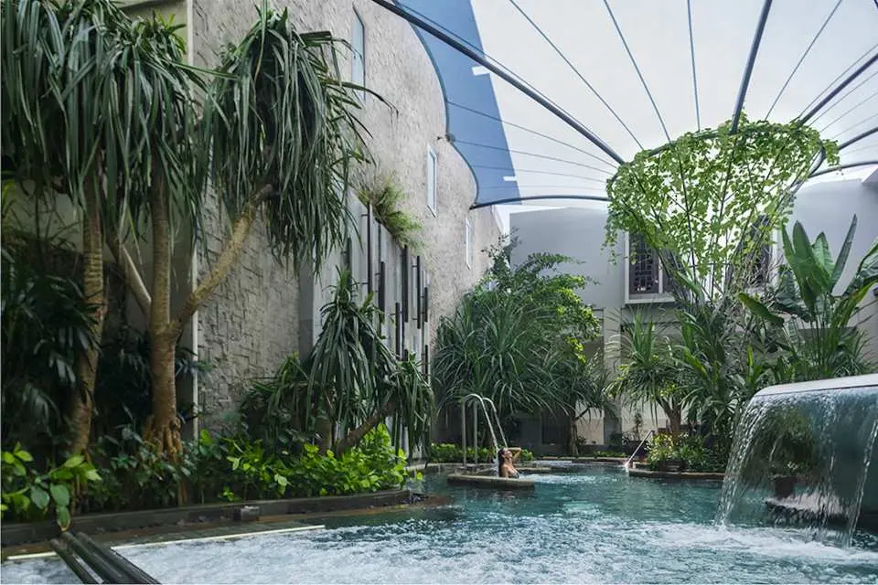 Đắm mình trong sức mạnh trẻ hóa của liệu pháp thủy trị liệu. Trải nghiệm hiệu quả thư giãn của bể bơi Hydro-Vital độc quyền, nằm giữa một ốc đảo nhiệt đới yên tĩnh. Tận hưởng liệu pháp trị liệu bằng nước sang trọng này trước hoặc sau liệu trình massage hoặc spa đặc trưng của bạn, hoặc đơn giản là tận hưởng những lợi ích trẻ hóa của nó.