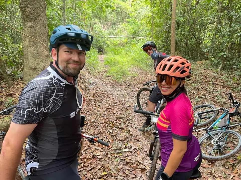 騎行的第一段在技術上最具挑戰性，除了在不到一公里的距離內沿著雙軌下降 75 米。這可以作為一天中即將到來的挑戰的良好熱身。在這第一段中，沿著 Tri An 湖騎行，然後沿著河流向北行駛。騎行 15 公里後，體驗您的第一次泥濘挑戰。從河流盆地上升 45 米，到達當天的第一個叢林峰。然後下降到當天騎行的第一個水站，吃點健康美味的水果，喝涼爽提神的冰水