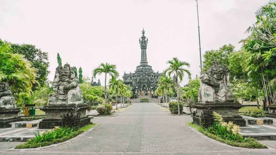 1987 年に建てられたバジュラ サンディ記念碑は、歴史を通じてのバリ人の苦闘、つまり 1906 年と 1908 年のオランダ人の侵略を詳細に記しています。伝統的なバリ様式で建てられたこの記念碑は、バリの豊かな歴史についてさらに学ぶのに最適な場所です。