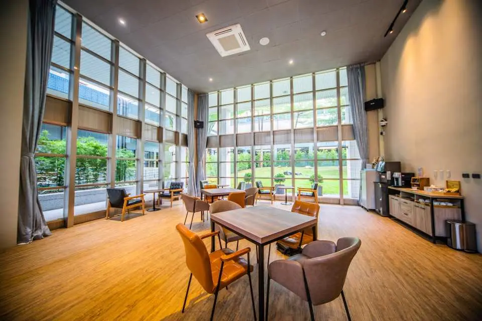Metro Lounge: Provide welcome snacks (subject to on-site supply)