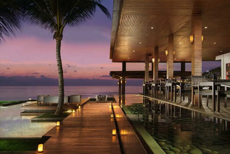 Breeze exudes a romantic and intimate atmosphere, making it an ideal location for couples seeking a special dining experience. Whether it's a romantic dinner date or a celebration of love, the ambiance at Breeze enhances the overall dining experience, creating cherished memories.