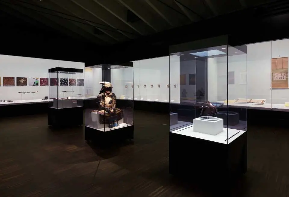 高知城歴史博物館の内部展示室。山内家の貴重な歴史資料や美術品が展示され、照明の下で厳かで魅力的な雰囲気です。