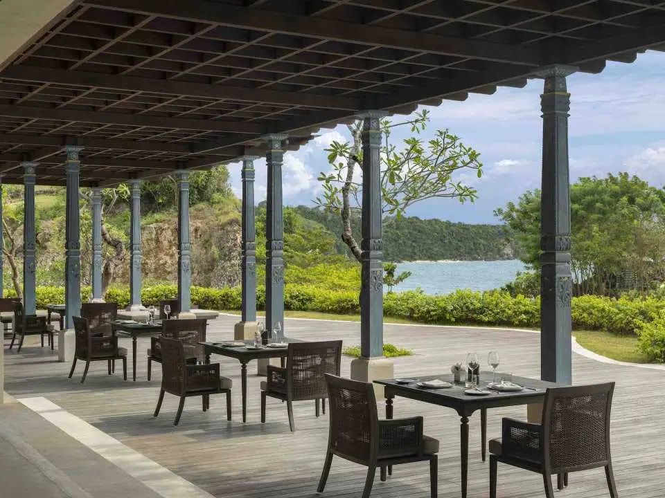 Segaran Dining Terrace 餐厅拥有轻松友好的环境，可欣赏乌鲁瓦图海岸线的美景。