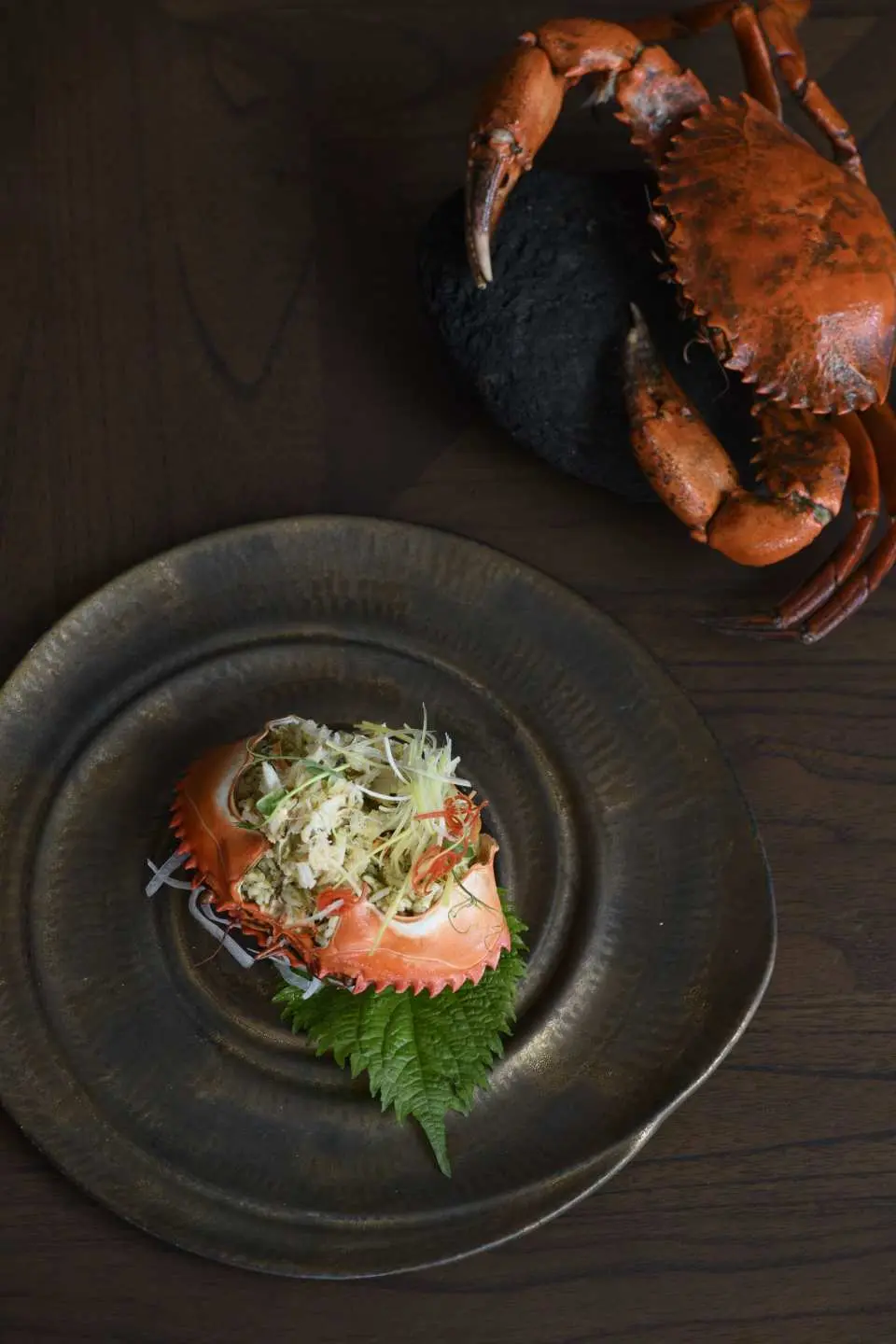 Akasa Restaurant & Bar 在悬崖边供应带有亚洲风味的火烤美食。