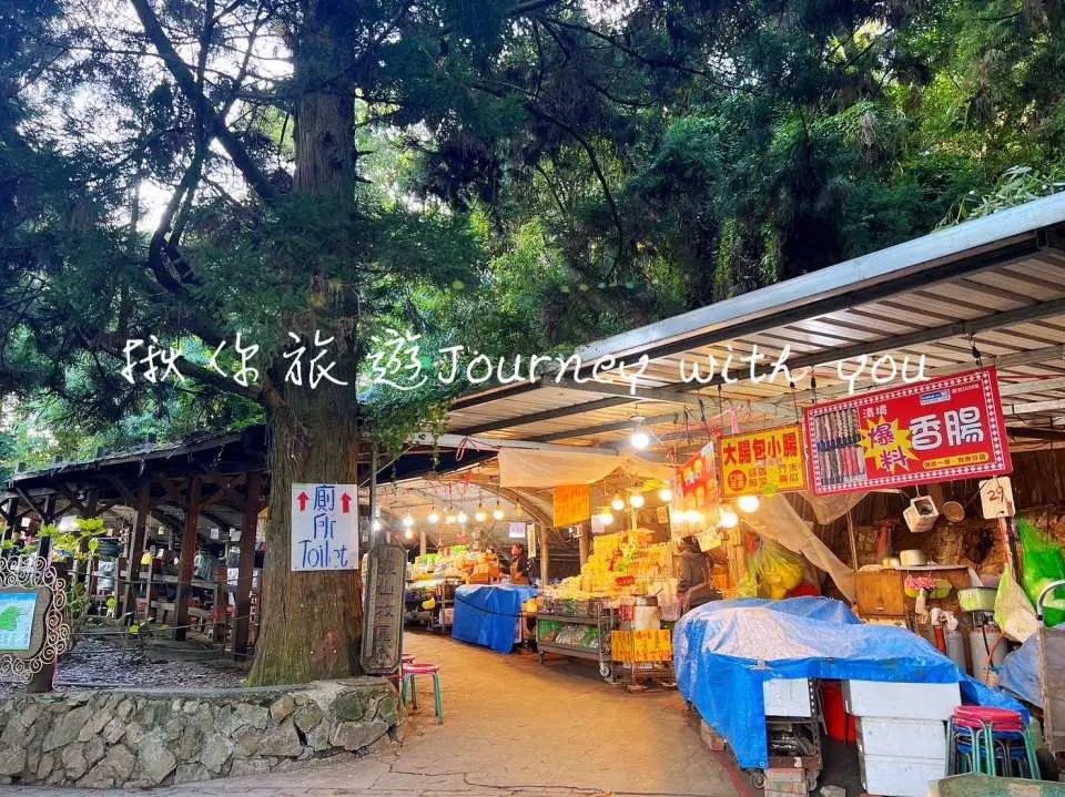 清境农场旁的在地市集，棚架下摆满各式农产品与手工艺品，灯光明亮，是体验南投风情、寻找特色美食的好去处。