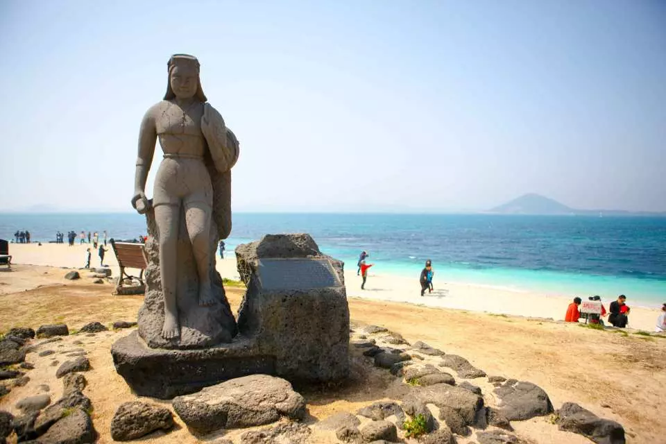【牛島自由活動(含船票)】遠離人潮、靠近海風，牛島，是濟州旅行中最療癒的一站。 這座位於濟州東北角的小島，以夢幻的白珊瑚沙灘、碧藍海水與純樸島嶼風光聞名，被譽為「濟州人的後花園」、「海上的小濟州」。 搭乘渡輪約15分鐘，即可踏上這片寧靜土地。你可以租一台腳踏車或電動車，慢慢環島，沿路欣賞壯麗海景、牛島八景、茶園與燈塔，享受一場悠然自得的慢旅行。 來牛島不能錯過的，還有當地特色美食：花生冰淇淋、花生酪農製品與新鮮海產料理，每一口都嚐得到島嶼的純粹風味。 不論是拍照打卡、放空療癒，還是與海風並肩漫步，牛島都能為你留下最清新自然的旅行回憶。