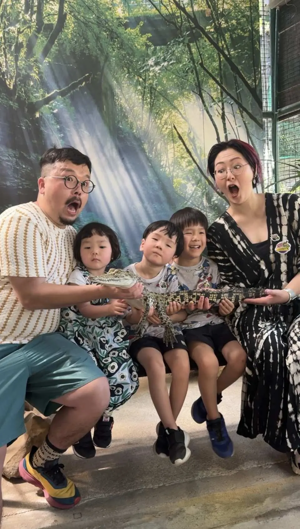 아기 악어와 가까이서 개인 시간을 보내고 경험을 기억하기 위해 빠른 사진을 찍으십시오.