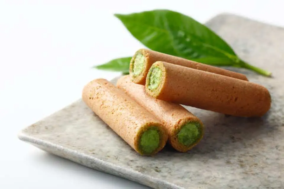 つじりの里抺芺茶芺茶饼饼: 기온 츠지리의 인기 1호 말차 과자인 "츠지리노사토"를 구운 센베이의 얇은 롤에 싸서 진한 말차 크림으로 구운 것입니다.