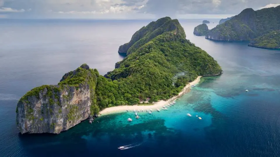 Visit the exclusive Entalula Island and the heavenly surrounding in this 2-in-1 El Nido Bundle Tour