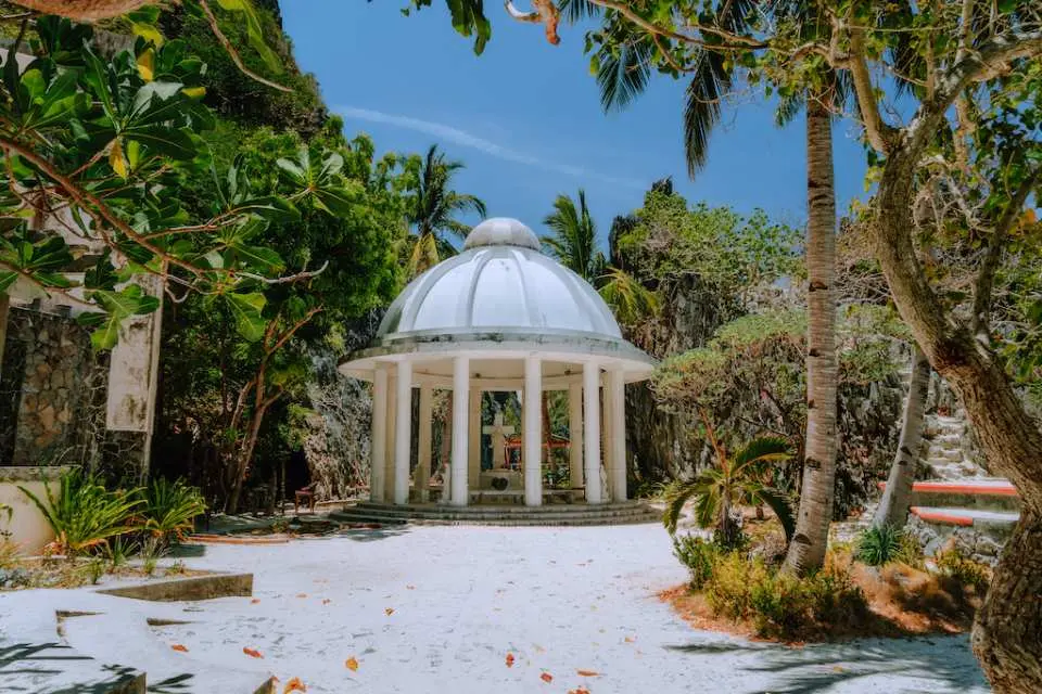 Take in the most spectacular view of El Nido at the island's spiritual centre, the Matinloc Shrine, in the dense forest in this 2-in-1 El Nido Bundle Tour