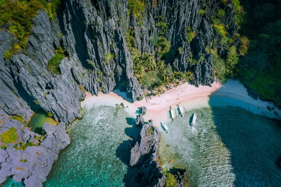 Go island-hopping to see El Nido's breathtaking natural and geographic wonders in this 2-in-1 El Nido Bundle Tour