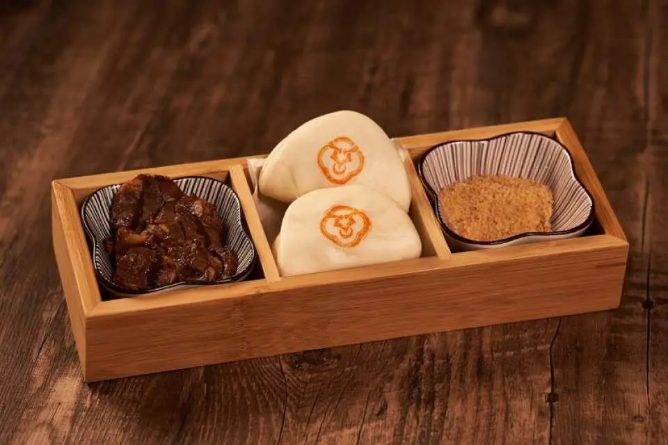 "Bánh bao hấp vị thịt bò" được làm bằng thịt bò hầm trên lửa nhỏ và phủ bột đậu phộng lên trên. Hương thơm thơm đến mức bạn sẽ vô tình ăn hết!