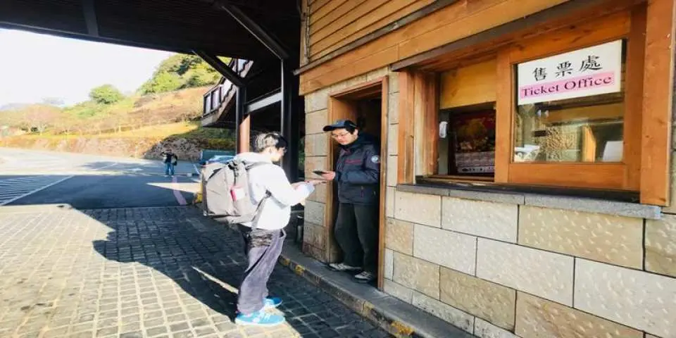 【輕鬆遊&豐富遊】阿里山國家森林遊樂區全票

【阿里山國家森林遊樂區】
「春賞花、夏避暑、秋攬楓、冬觀雲」詳述了一年四季萬種風情的阿里山森林遊樂區。
※此門票為成人票，其他票種請至現場購買。
※全年開放時間每日 00：00-24：00，除依「天然災害停止辦公及上課作業辦法」規定，嘉義縣政府決定停止公告或上課之起止時間；或其他經林務局或經營管理單位視園區實際狀況，足以影響遊客安全時必須全部或部分封閉。出發前請確認官方網站。
