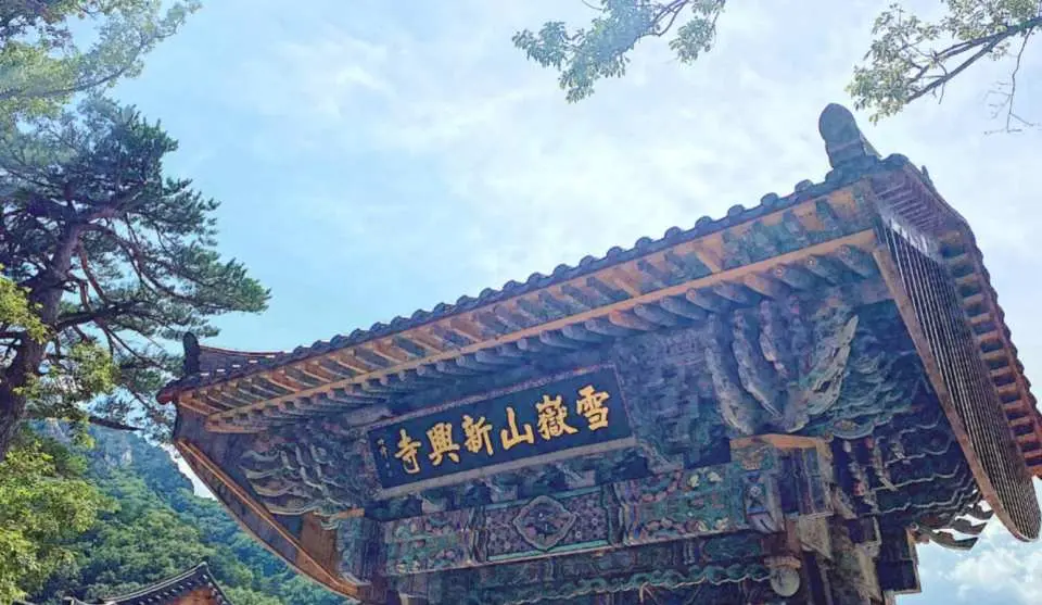 推薦行程：雪嶽山 位於韓國東北部，是韓國最著名的山岳之一，同時也屬於 雪嶽山國立公園，以壯麗的岩石地形與四季分明的自然景觀聞名。