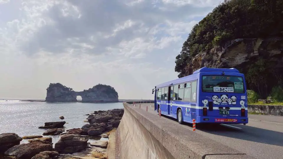 “圓月島”因島中央有一個圓月形的洞而得名，作為白濱的象徵而深受喜愛。
