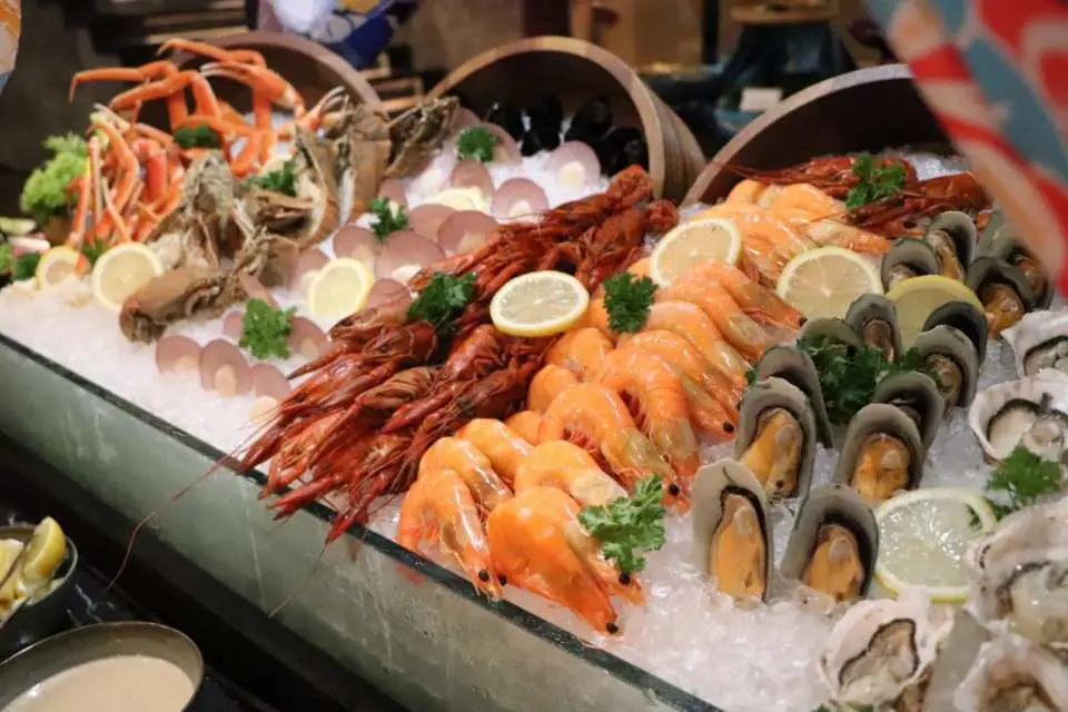 Dive into an amazing buffet feast with sumptuous servings of fresh slipper lobsters, scallops, shrimps, sea snails, flower crab, oysters, yabbies, mussels, sushi, sashimi, a salad bar with a refreshing assortment of cold salads, a myriad of cheeses and other delicacies.