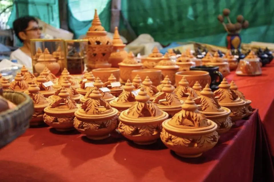 การจัดแสดงเครื่องปั้นดินเผามอญแบบดั้งเดิมที่สวยงาม ซึ่งรวมถึงโถมีฝาปิดและชาม ที่เวิร์คช็อปบนเกาะเกร็ด.