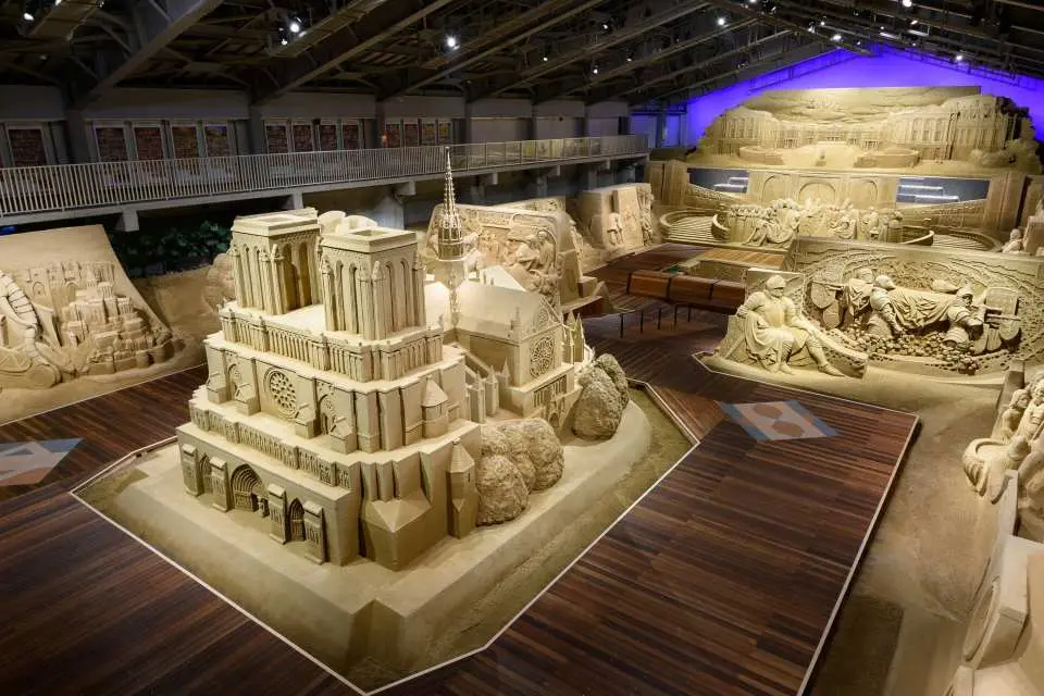 The Sand Museum is one of the few museums in the world that focuses on "sand sculptures," changing its exhibition theme every year and bringing new creations.