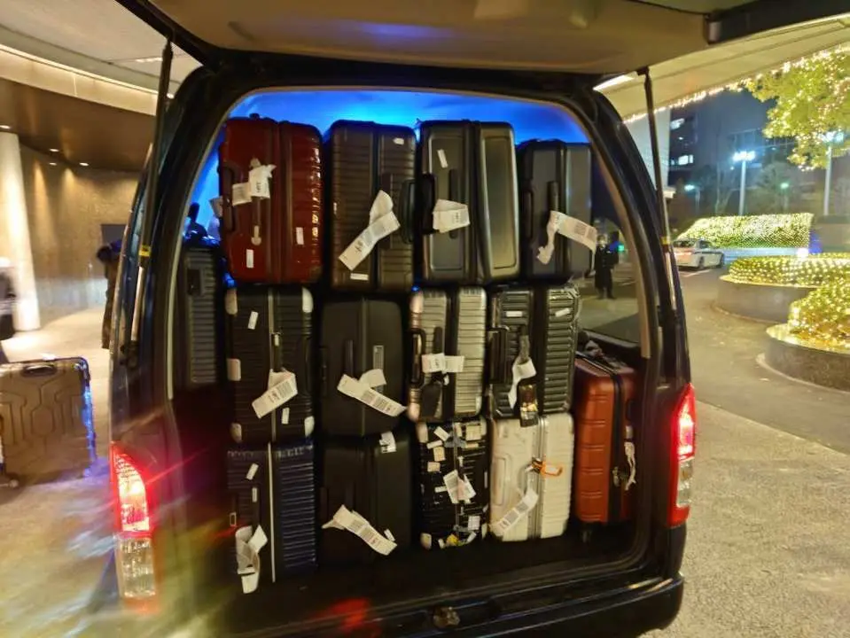 Holds up to 10 suitcases