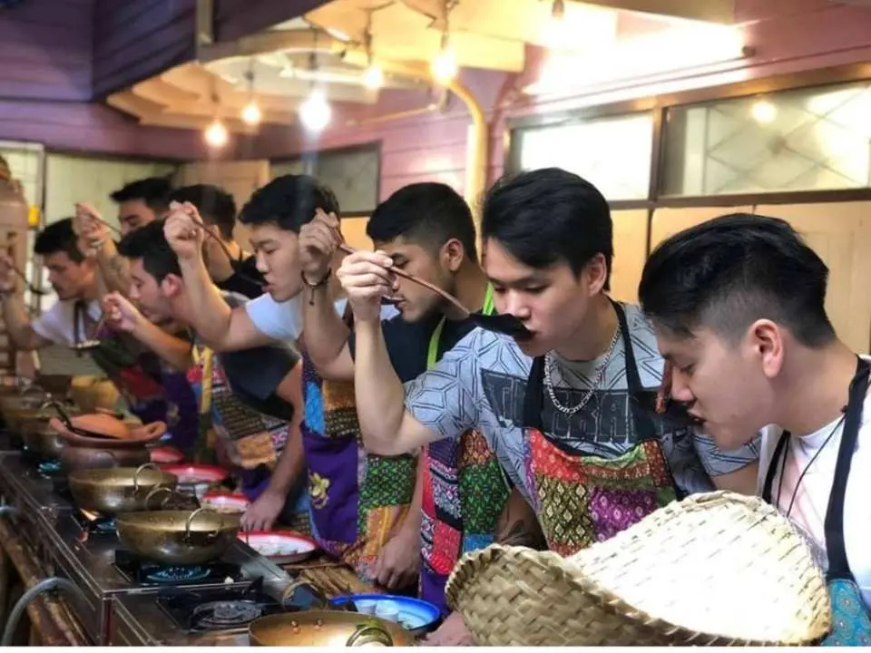 學員們在曼谷暹羅烹飪之家，專心品嚐自己親手烹製的泰式料理，體驗地道泰國美食的魅力與樂趣。