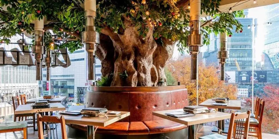 可以俯瞰「澀谷全向交叉路口」的高人氣座位。