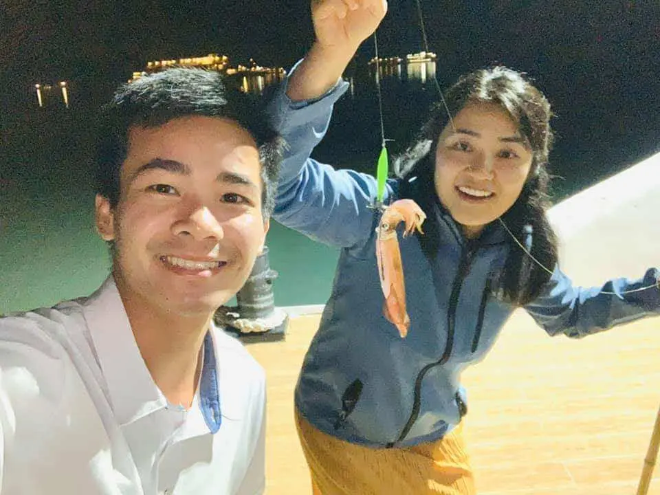 晚上8:45：前往顶层甲板，欣赏海湾迷人的夜景，聆听浪漫的民谣音乐。您可以试试钓鱿鱼的运气，看电影，或在房间里享受水疗放松身心。夜幕降临，船上的冒险之旅仍在继续。