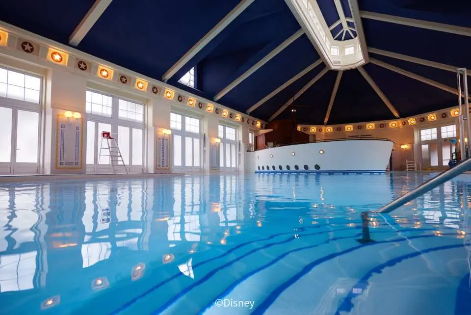 室内と室外で泳ぎましょう：ホテル内の温水プール ナンタケット・プール（Nantucket Pool）