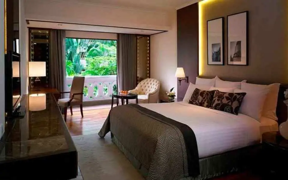 在佈置精美的豪華房中放鬆身心，欣賞城市或花園的壯麗景色